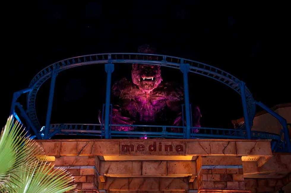 EOS rides massive animatronic King Kong in spinning coaster at CarthageLand