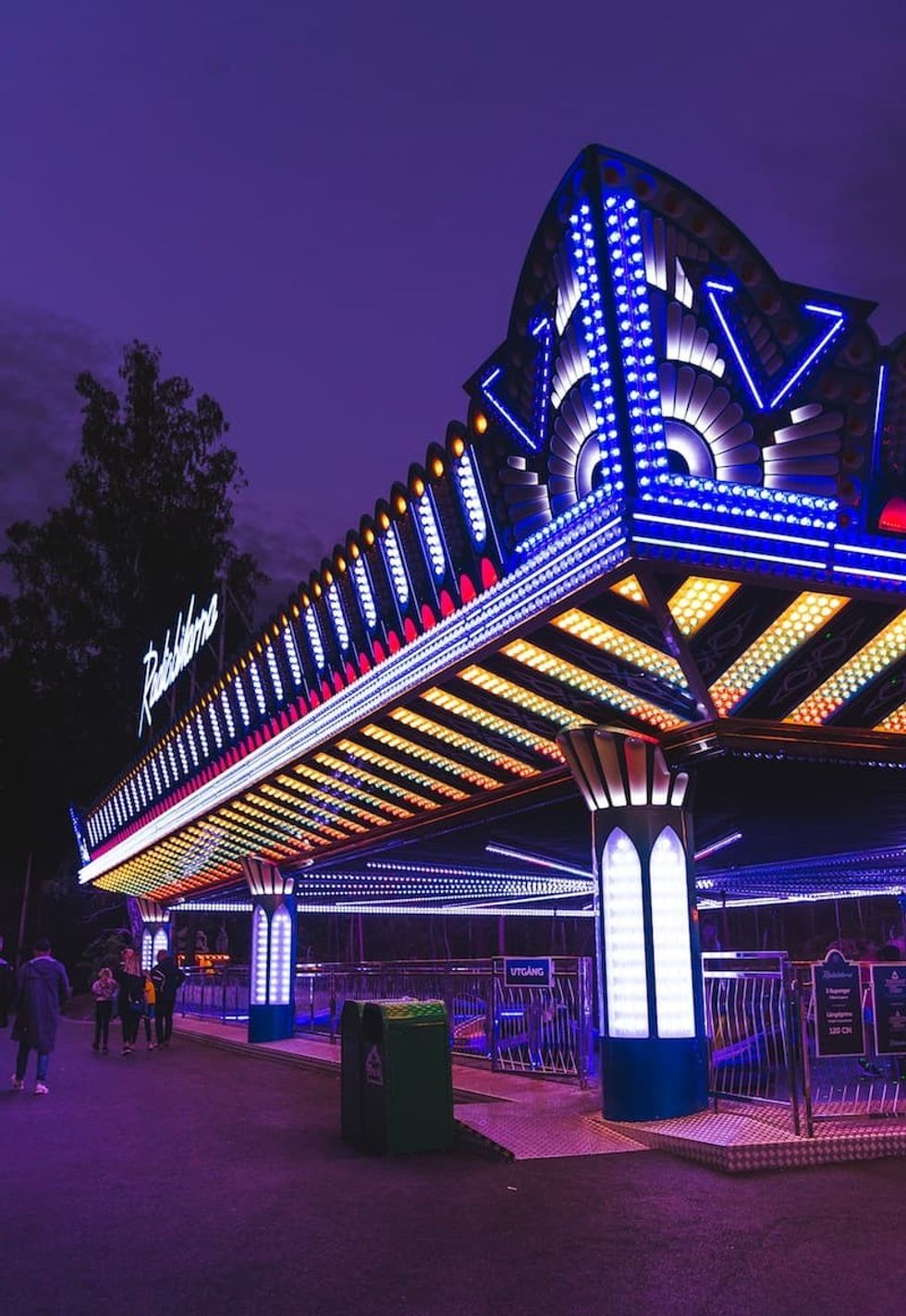 Europe Family åRides 2019 Furuvik radiobilarna_bumper cars at night