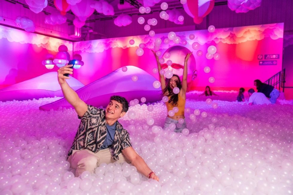 Exhibition Hub Bubble Planety