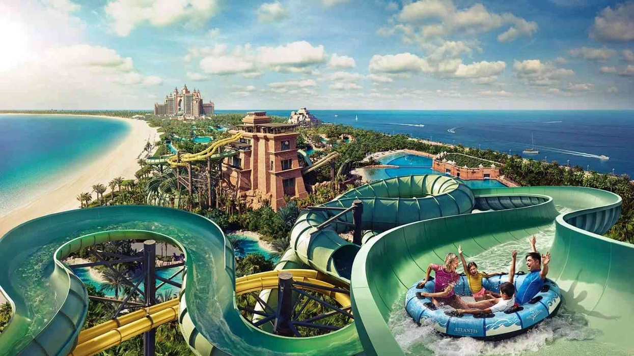 family enjoying aquaventure waterpark dubai. iaapa emea winter forum