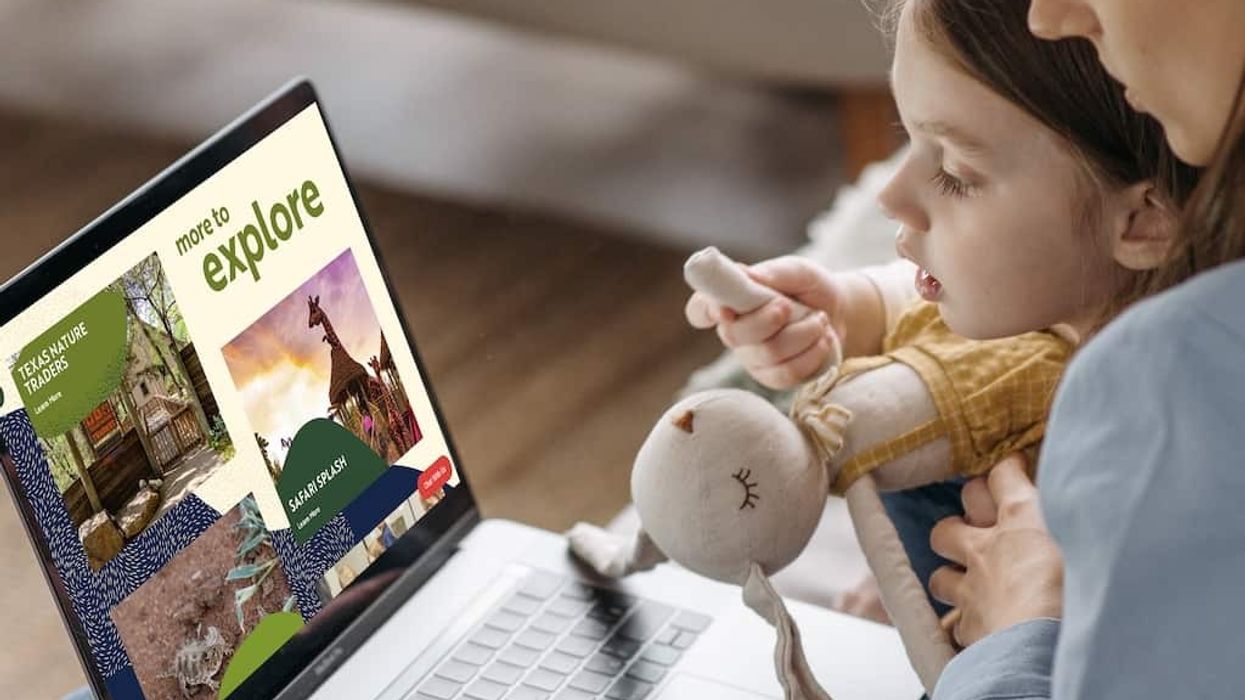 family looks at Fort Worth Zoo website