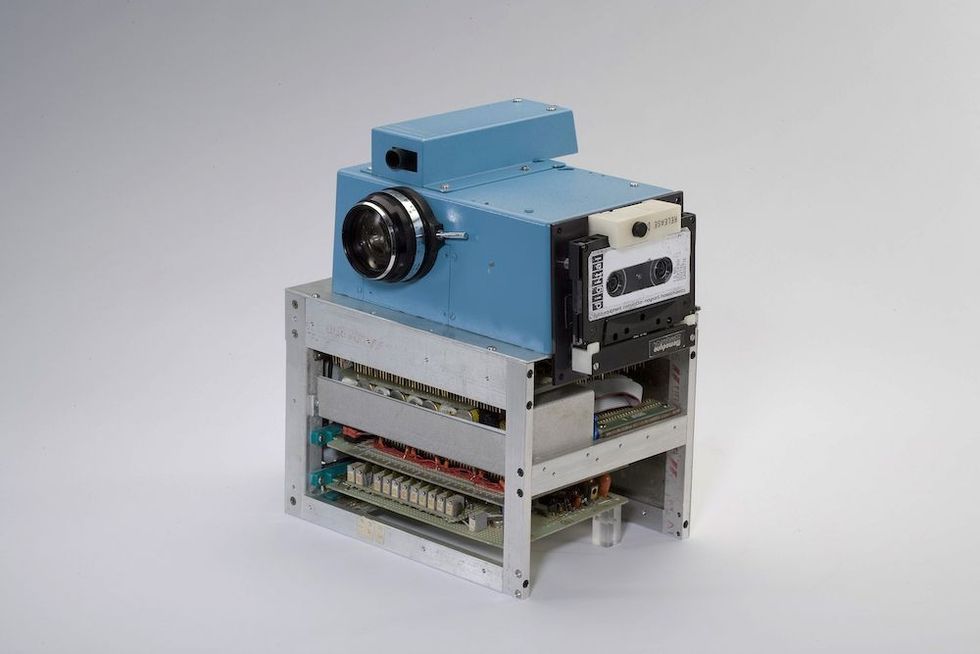 first digital camera kodak
