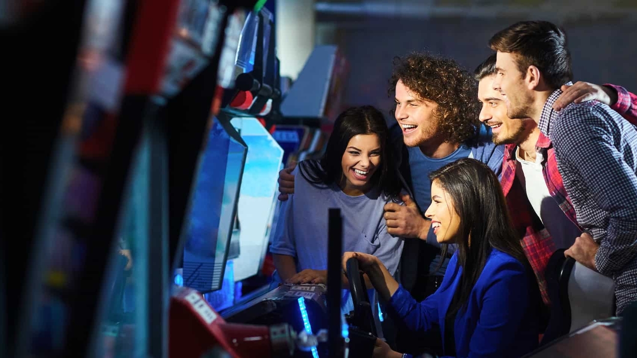 Friends-playing-in-arcade.