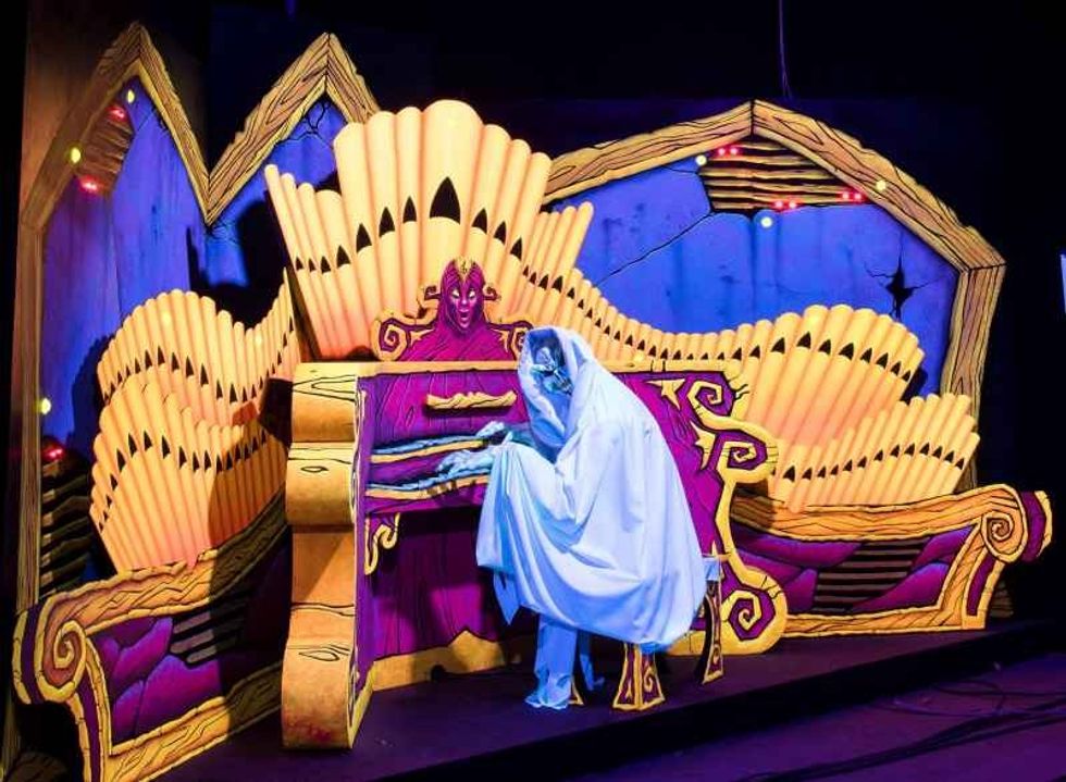 ghoul playing organ furuvik spokjakten