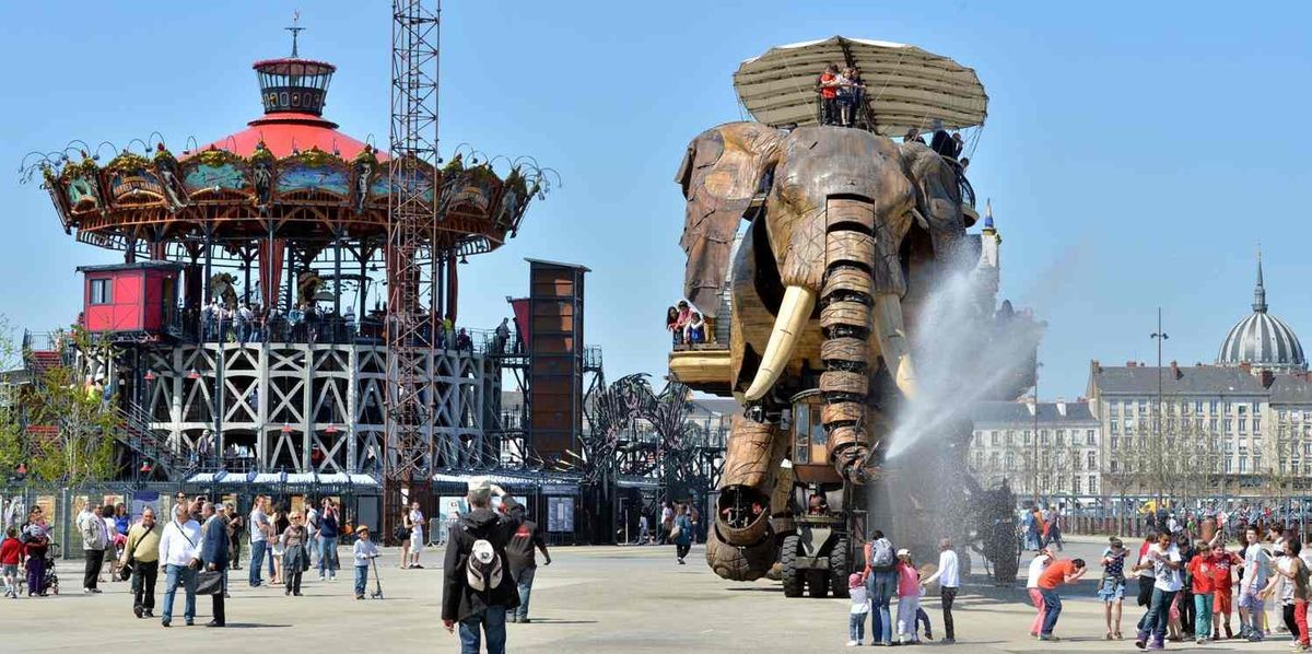 Giant elephant by les machines de l'ile