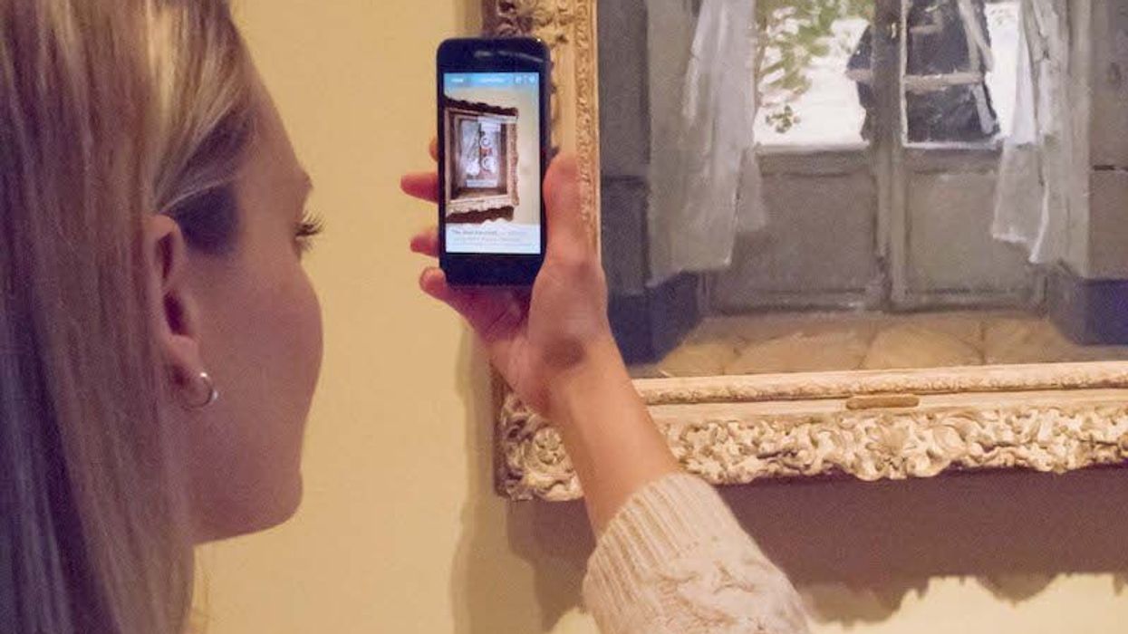girl at cleveland museum of art augmented reality