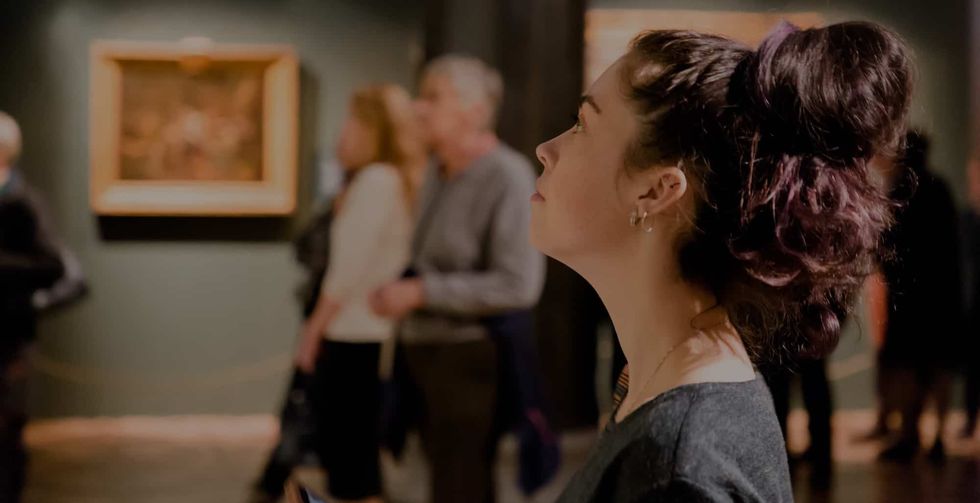 Girl-looking-at-artwork-in-gallery