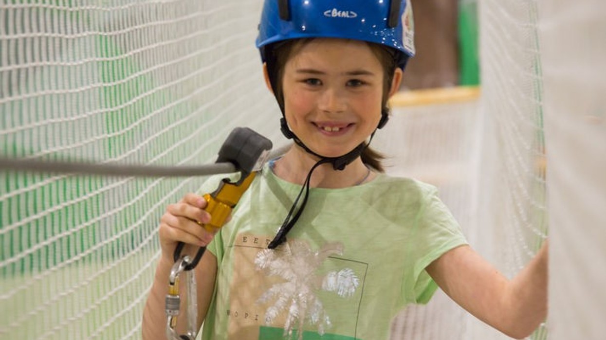 girl using kanopeo saferoller belay system