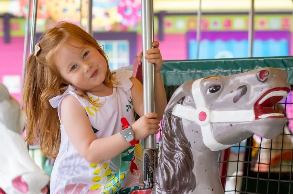 Girl wearing Connect&GO band at Granby Zoo