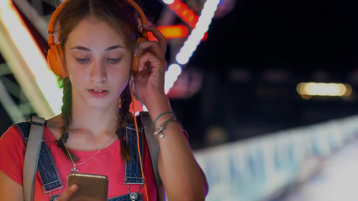 Girl-with-headphones-Listen-EVERYWHERE
