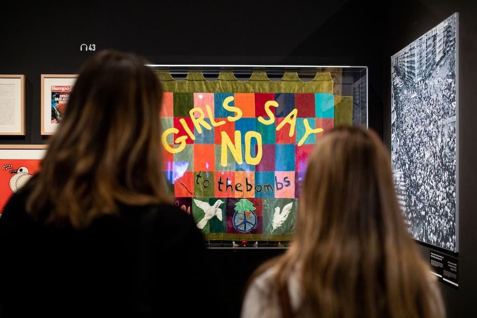 Girls say no to bombs (1980) Peace Museum UK © Musealia