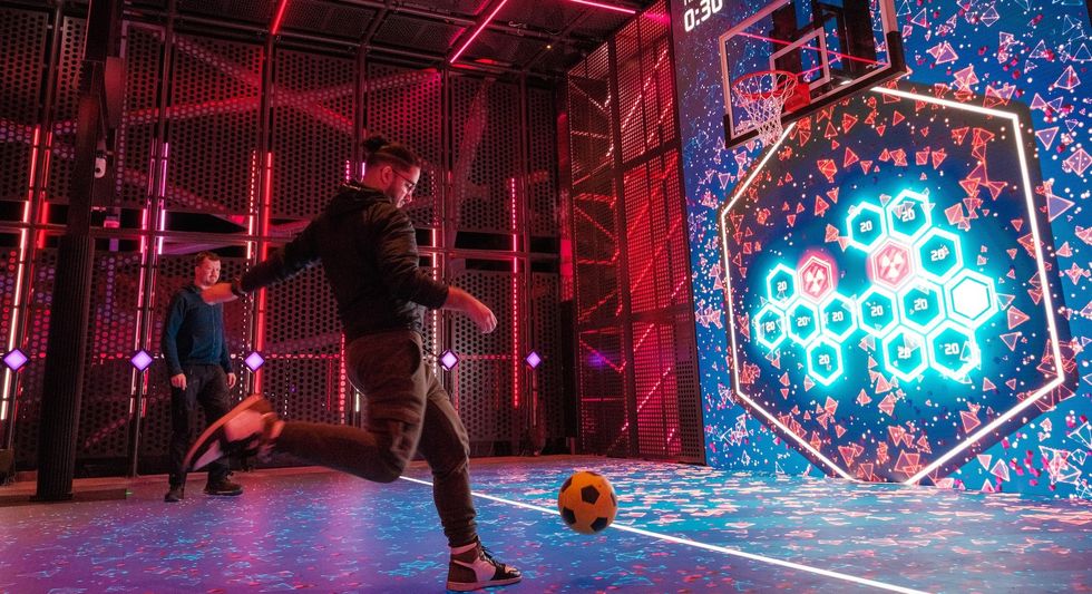 Glow Court Conductr