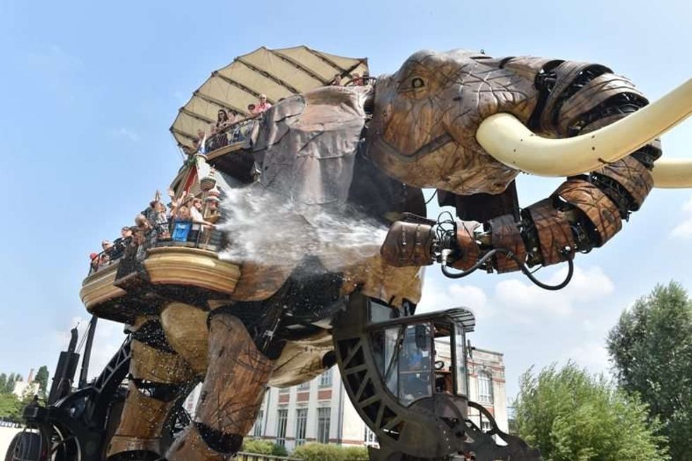 grand elephant sprays riders