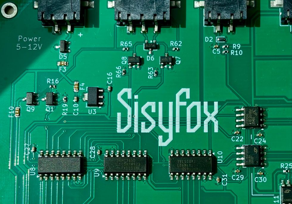 Green circuit board with "Sisyfox" printed and various components connected.