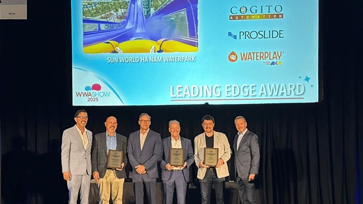 Group at award ceremony for Sun World Ha Nam Waterpark, "Leading Edge Award" displayed.