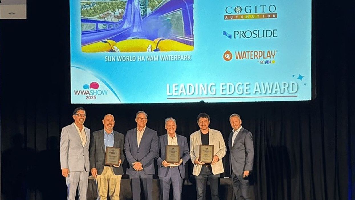 Group at award ceremony for Sun World Ha Nam Waterpark, "Leading Edge Award" displayed.