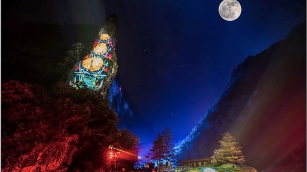 Guangwu Mountain cliff projection Christie