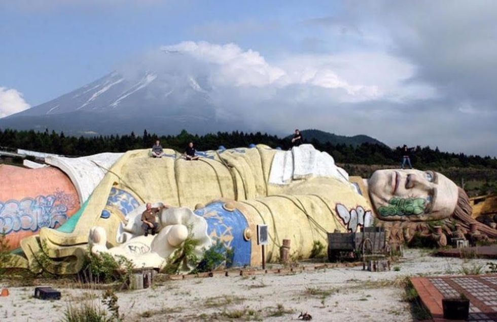 gulliver on the floor mountain in the background theme design