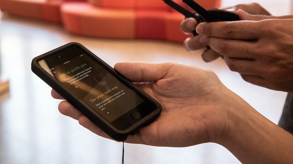 Hand holds smartphone