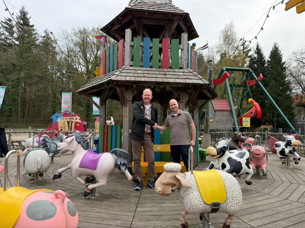 Handshake between Kevin Moespot, director of Drouwenerzand and Mark Beumers, CEO of Lagotronics Projects