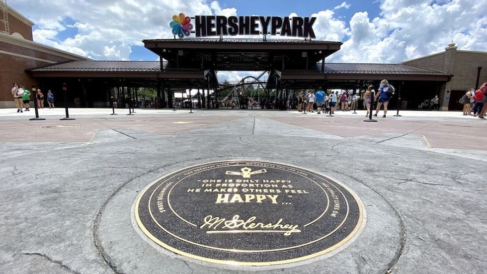 Hersheys Chocolatetown_FRONT GATE MEDALLION