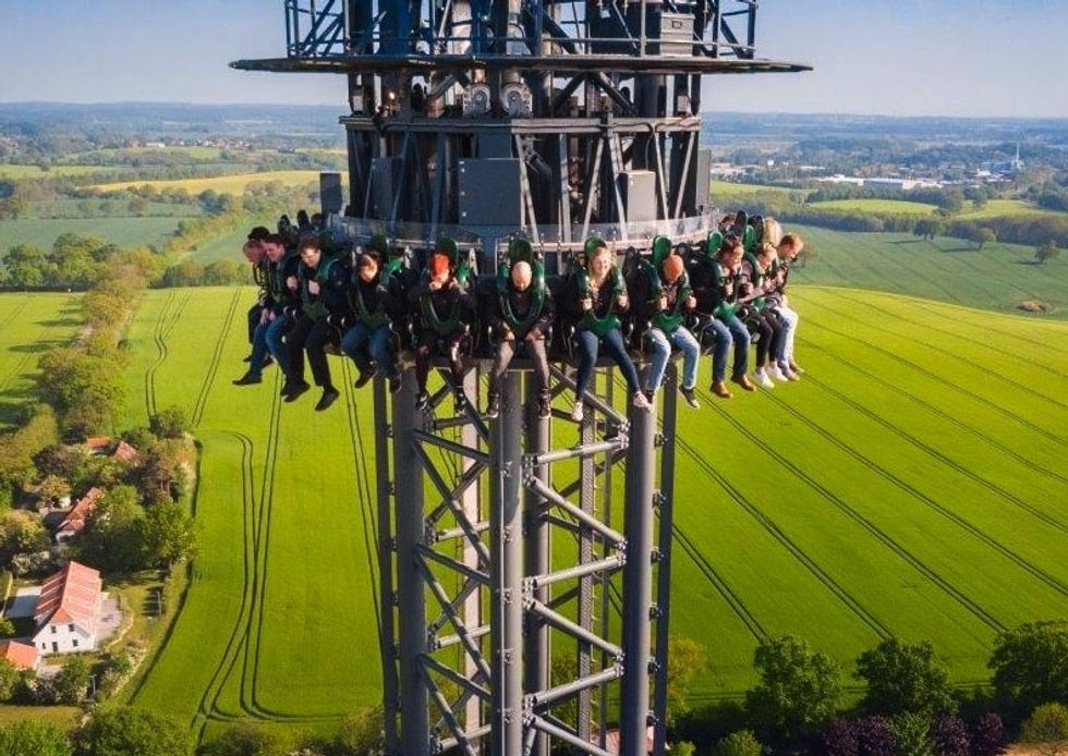 Highlander-tower-rides-Hansa-Park-tilting-seats