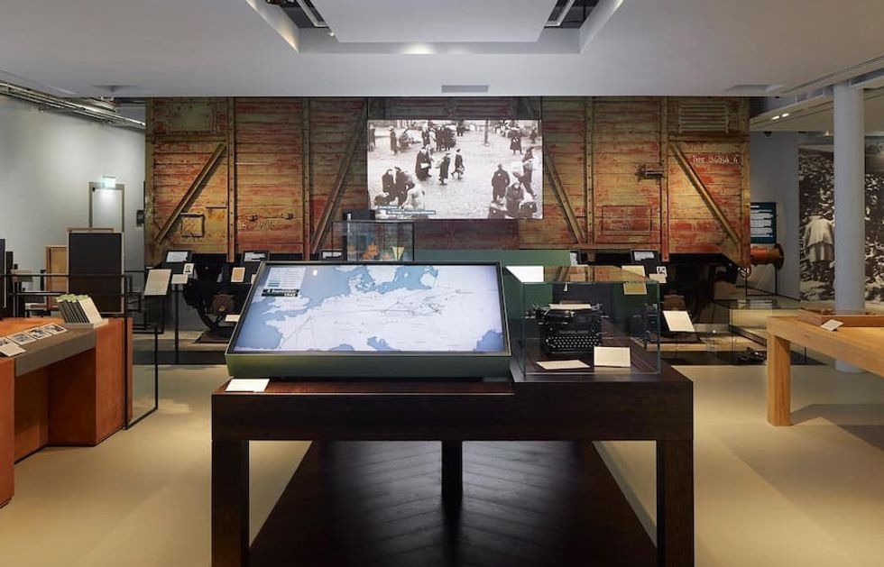 Holocaust-Galleries_IWM