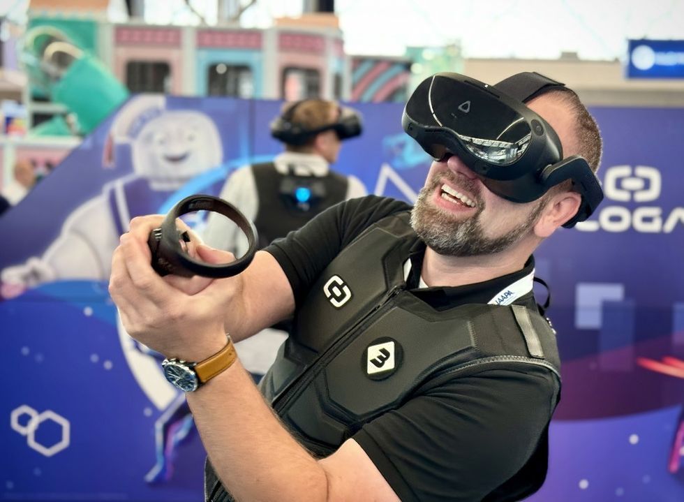 HOLOGATE player with VR headset