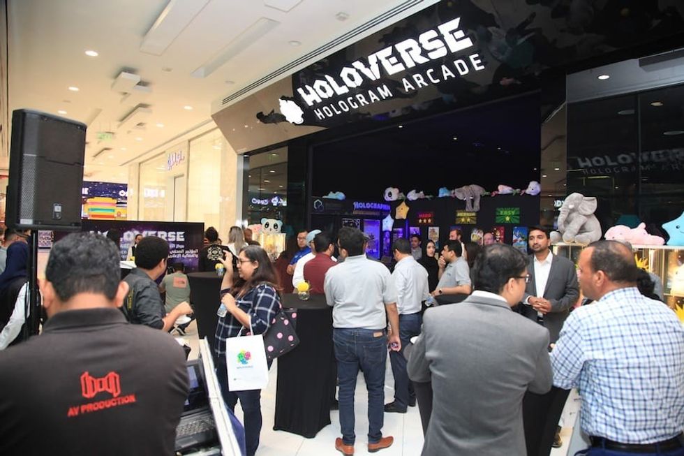 Holoverse-Hologram-Arcade-at-trade-show1