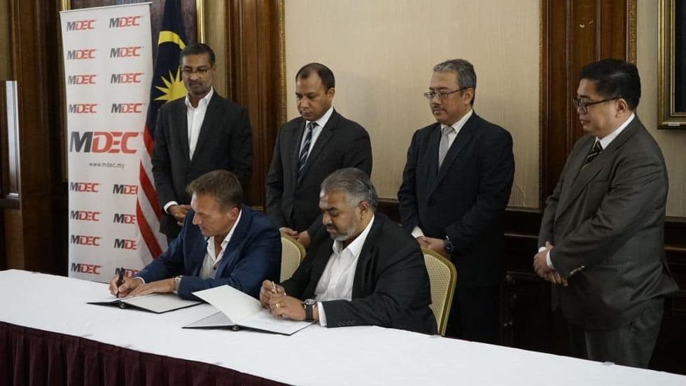 Holovis CEO Stuart Hetherington Azimuth International Signing