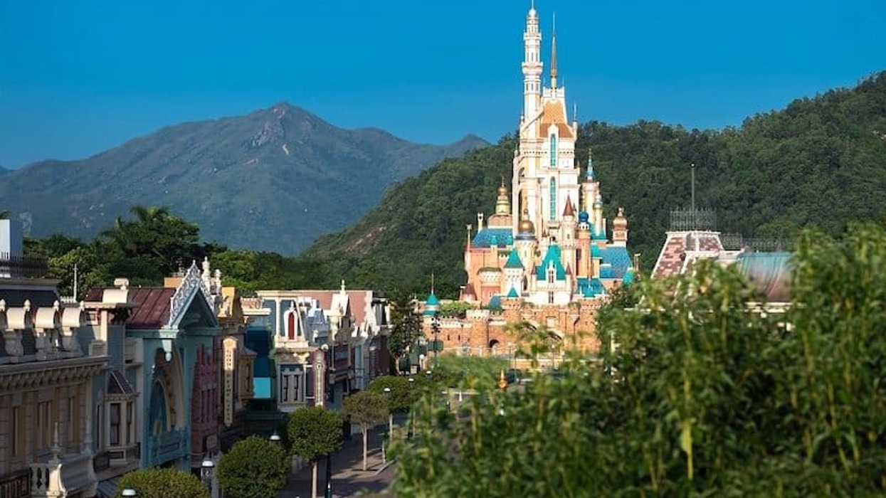 hong kong disneyland castle of magical dreams