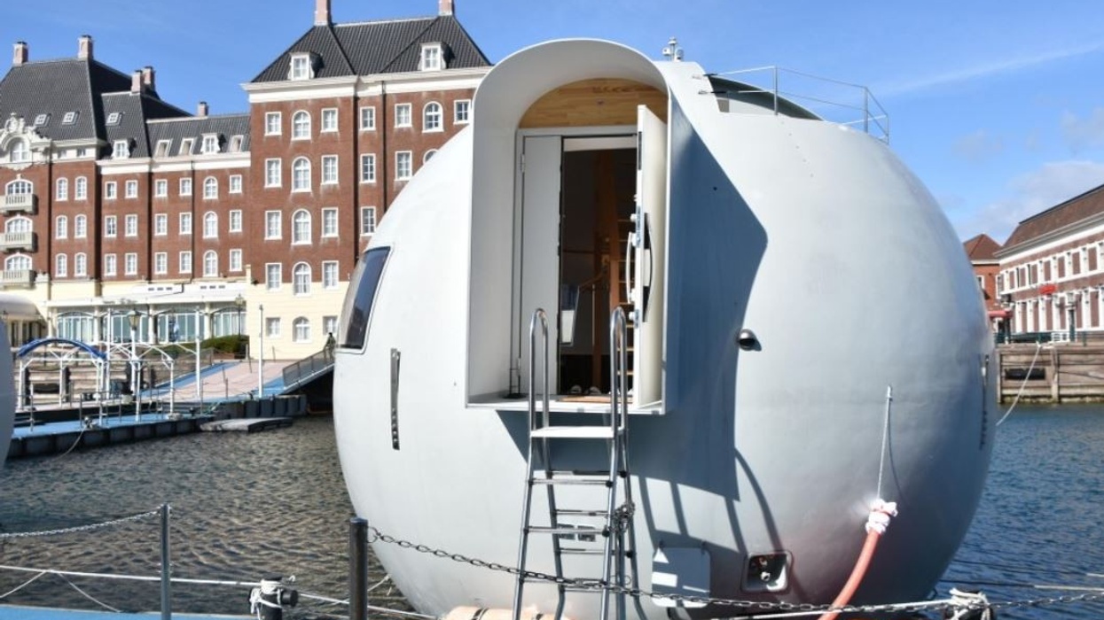 Huis ten Bosch floating capsule hotel