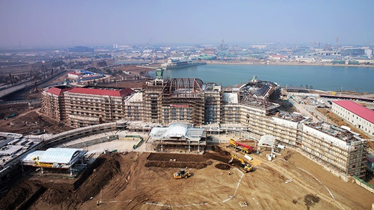 New Images of Shanghai Disney Resort: Disneyland Hotel, Toy Story Hotel and Battle for Sunken Treasure