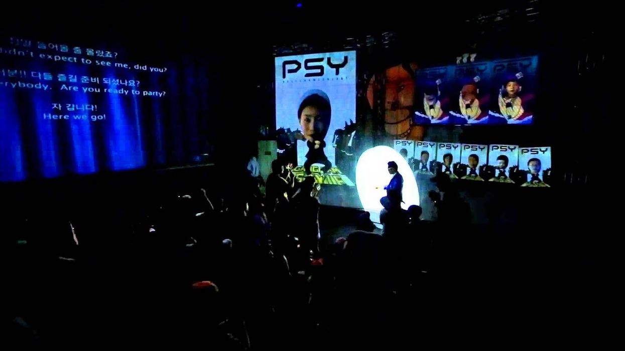 d'strict PSY K POP Hologram Theater