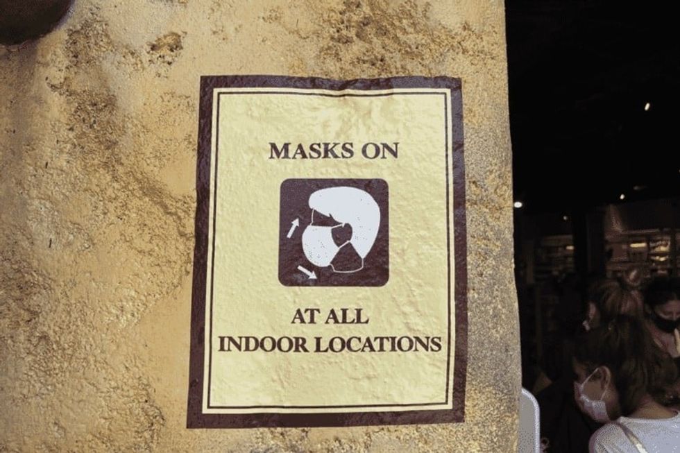 indoor-masks-sign-Disney covid screening