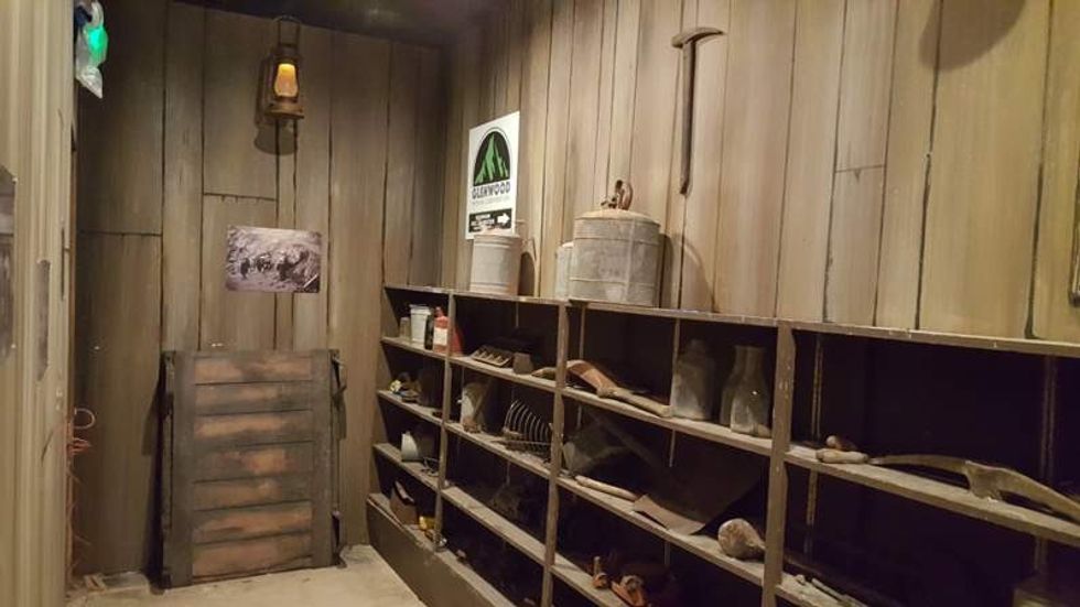 interior theming haunted mine drop ride glenwood caverns