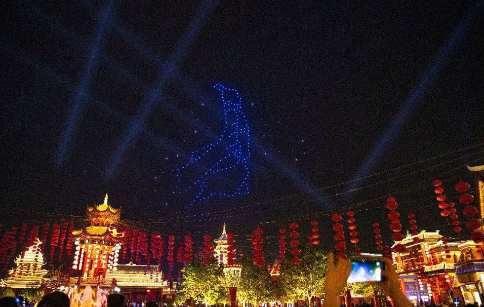 inzhou Fantawild Park drone show