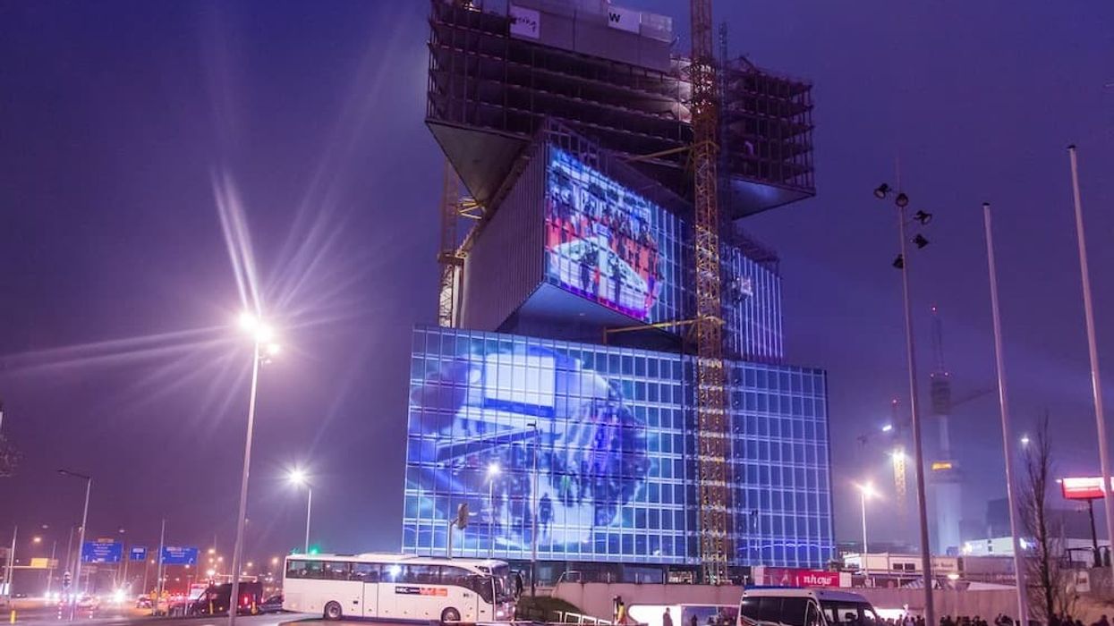 ISE-2019-Amsterdam-projection-mapping-on-hotel