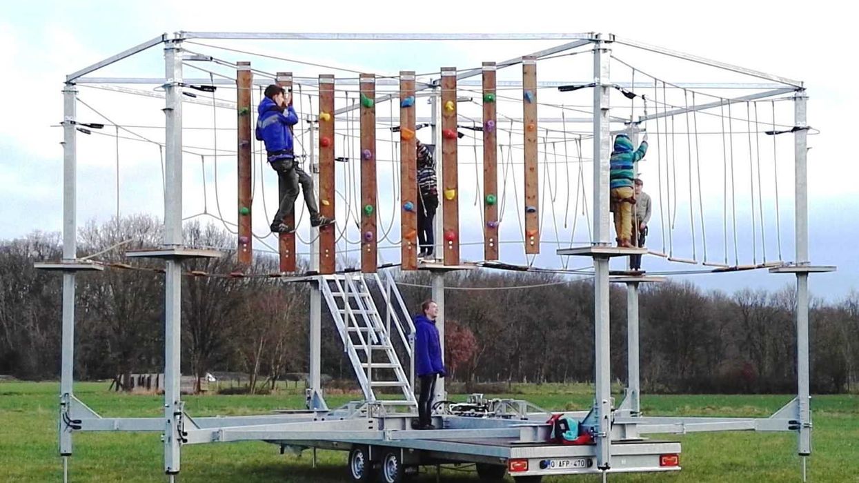 kids climbing Saferoller Ultimate Mobile Aerial Adventure SUMAA by kanopeo