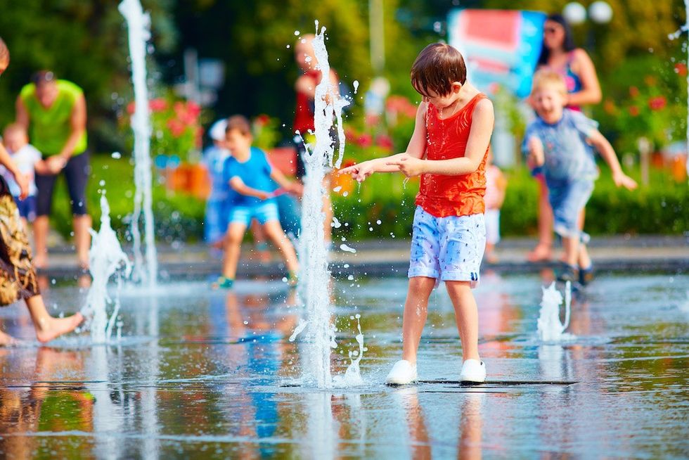 kids-play-in-water-fountains-at-waterpark