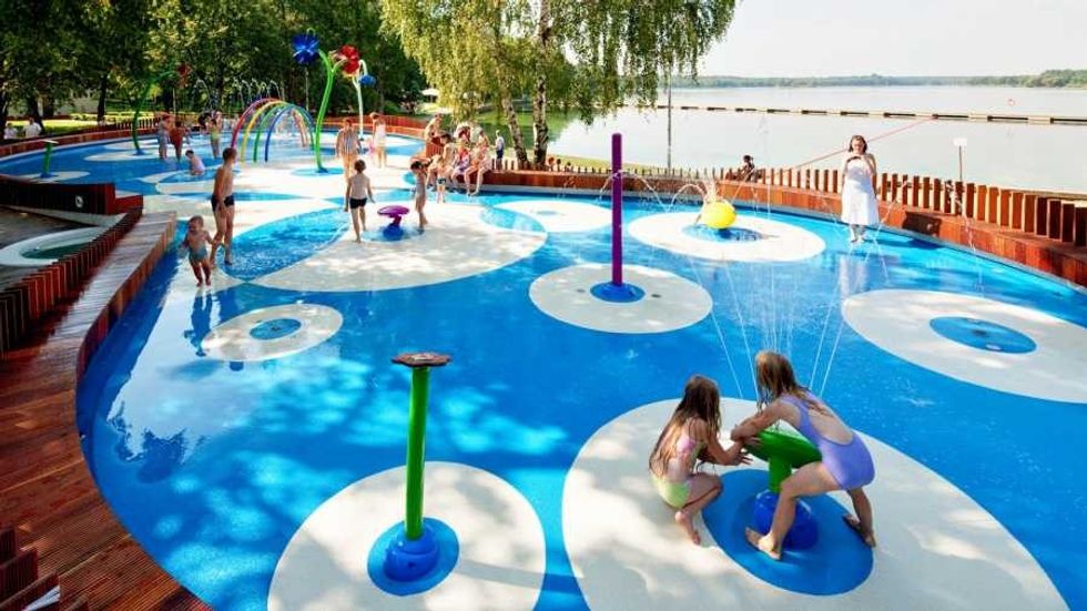 kids play on aquatic structure by vortex