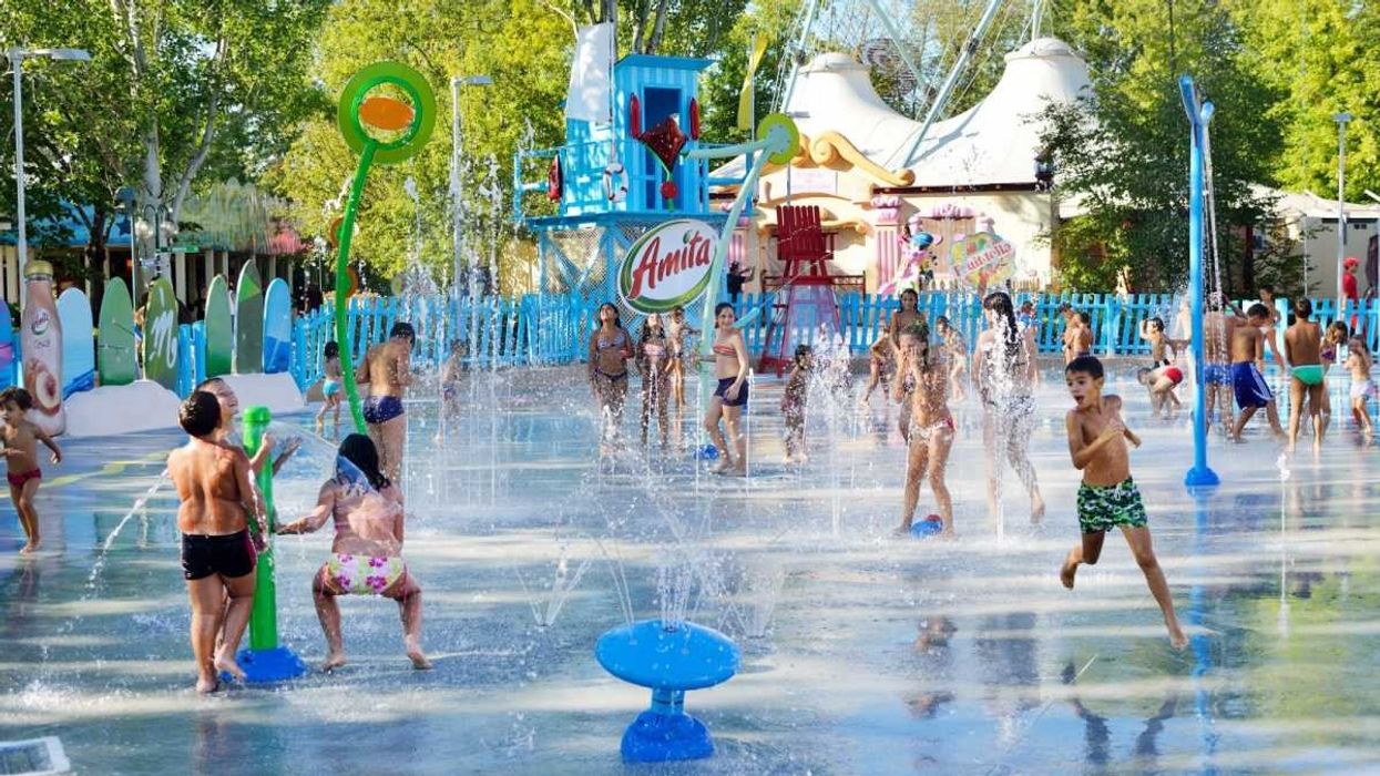 kids play on vortex splashpad