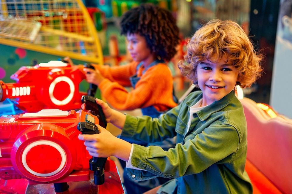 Kids-playing-in-arcade