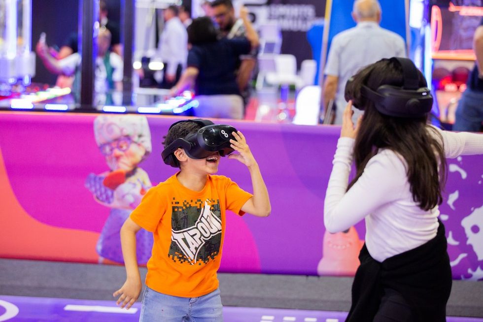 kids playing SPREE VR Playground