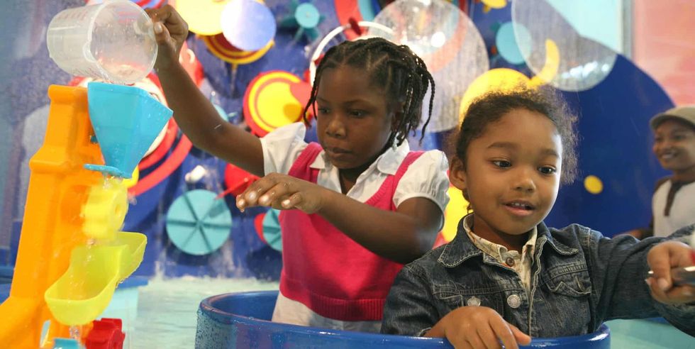 Kids water play at Brooklyn Children's Museum