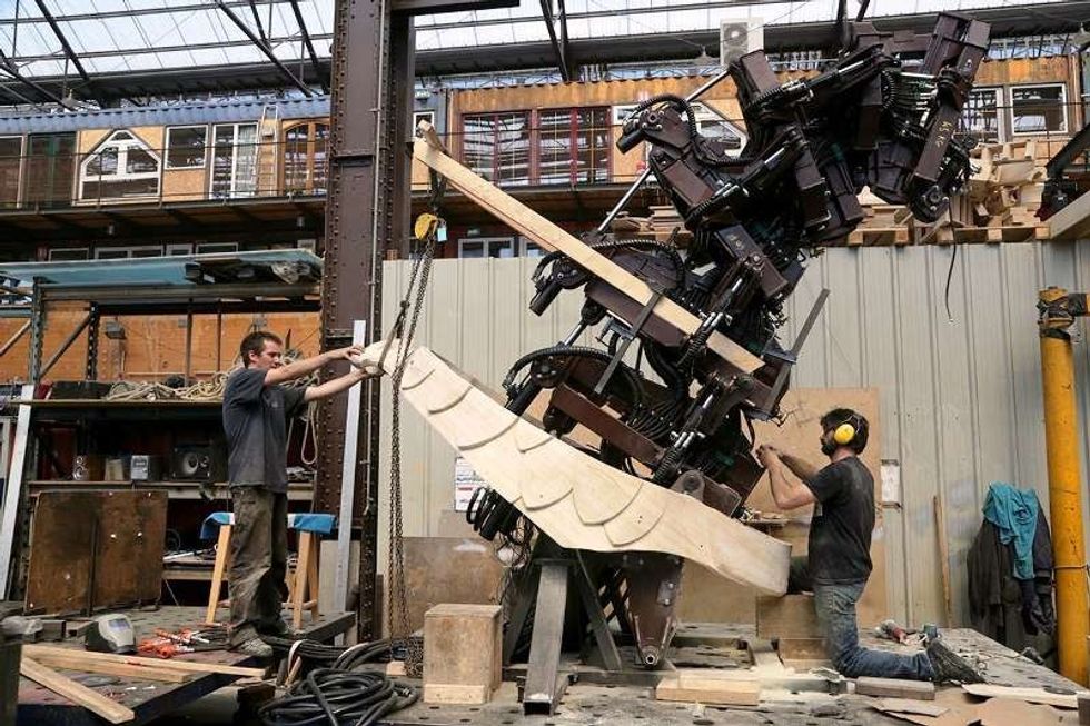 LaMachine contruct one of their machines