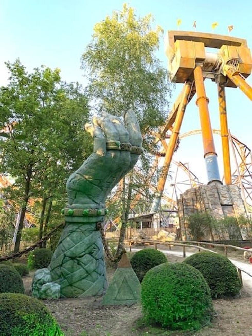 Land-of-Legends-Bobbejaanland-big-hand-and-Sledgehammer-ride