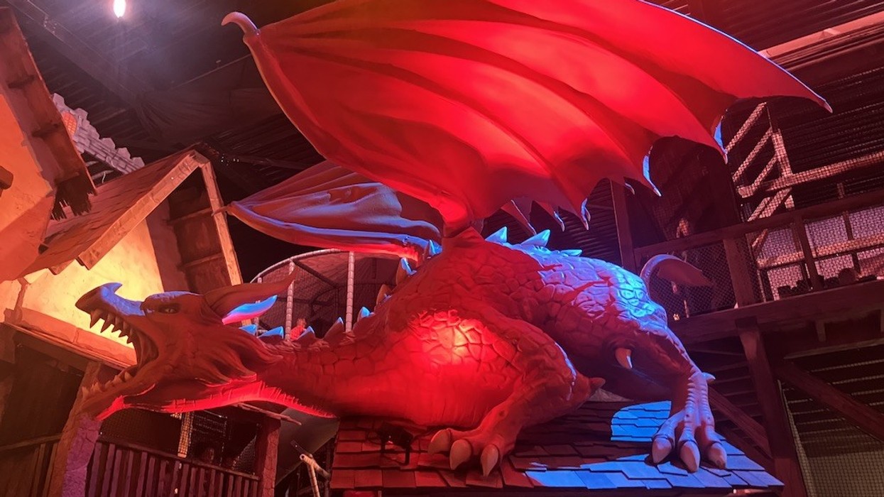 Large red dragon sculpture with spread wings at BillyBird Drakenrijk