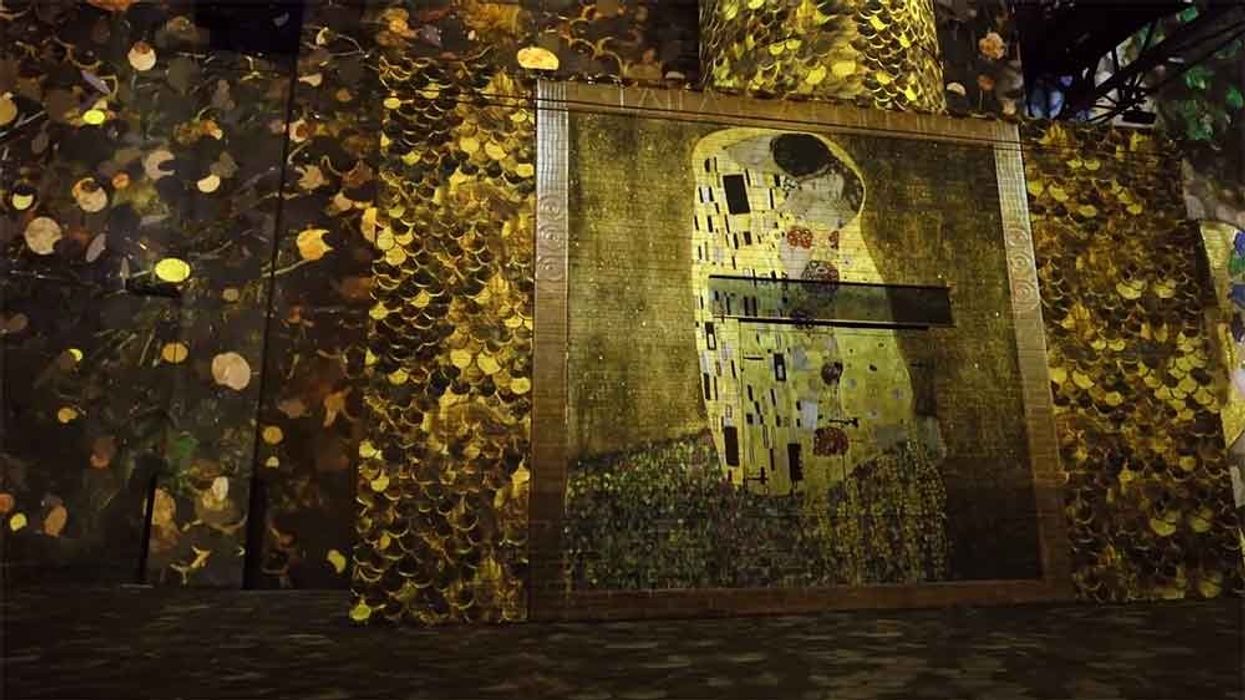 L’Atelier des Lumières Gustav Klimt digital art paris the kiss