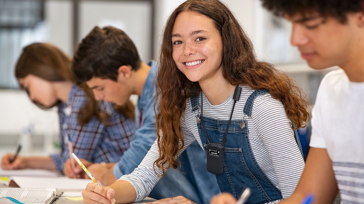 Listen Technologies Auri-in-use-in-classroom